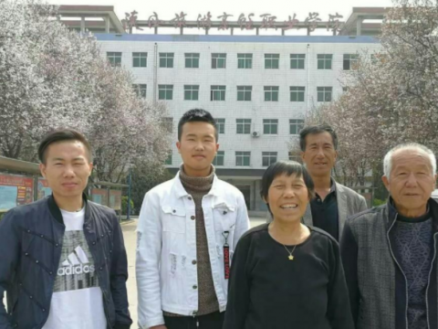 叔侄同選同一所院校——“陜旅烹院”，先后攻讀同一門學科——“烹飪與營養”