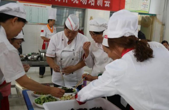 陜西鳳縣：國家級烹飪大師指導校（園）營養餐工作