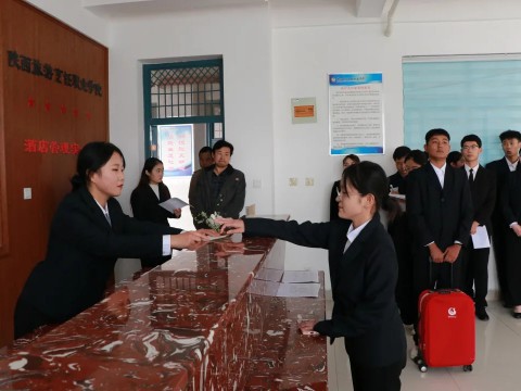我院酒旅專業組織2021級新生開展前廳服務實訓考核