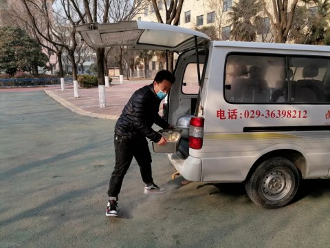 學(xué)生黨支部開(kāi)展“沖在抗疫一線，守護(hù)學(xué)生安全”愛(ài)心活動(dòng)