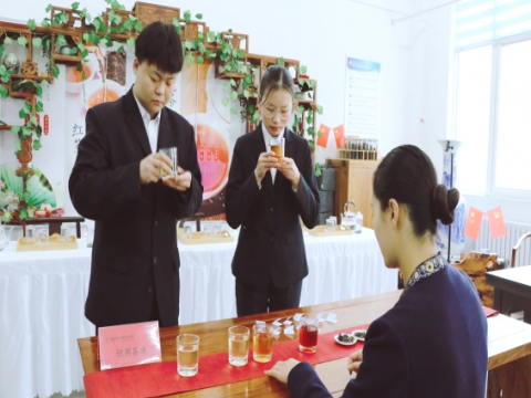 我院酒旅專業(yè)組織2021級(jí)學(xué)生開展《茶藝概論》課程測(cè)評(píng)
