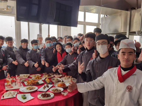 教師授課一桌年夜飯