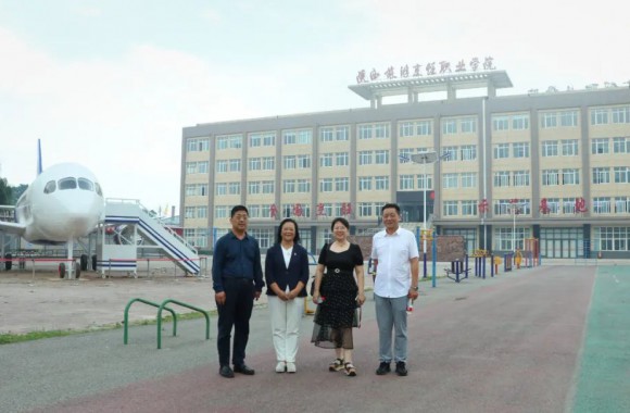 名師進?！澜缰胁吐摵蠒貢L趙文珂 副秘書長王文江走進課堂與師生互動交流