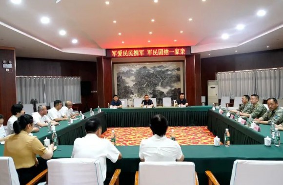 【雙擁共建】部隊贈錦旗 軍地兩相宜