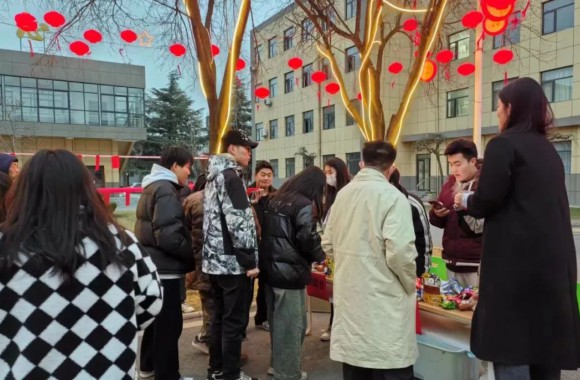 校園燈謎盛宴 智慧火花閃耀！