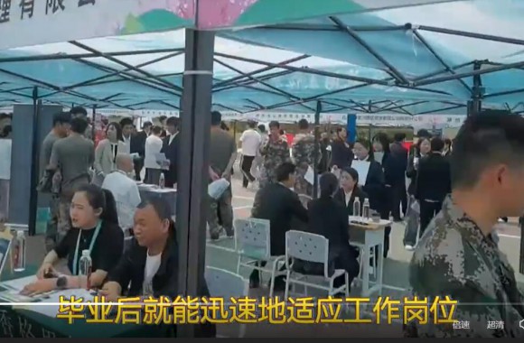 百企千崗，收獲滿滿！陜西旅游烹飪職業學院2025屆高校畢業生暨2023級學生頂崗實習校園招聘雙選會成功舉辦。三秦都市報全媒體記者