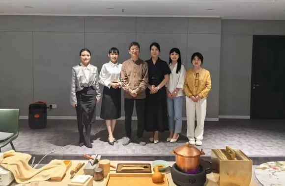 一場(chǎng)講座帶領(lǐng)茶藝專(zhuān)業(yè)師生暢游大唐貢茶文化